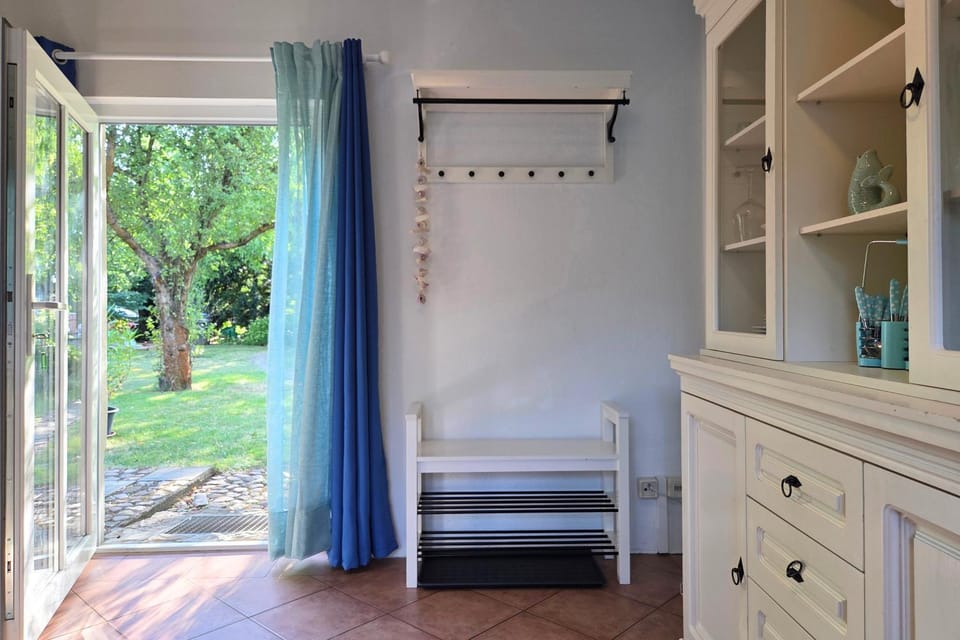 Photo of the whole room, Garden view