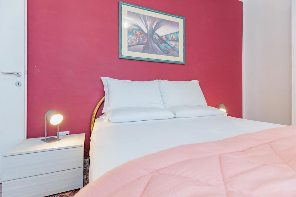 Bed, Photo of the whole room, Decorative detail, Bedroom