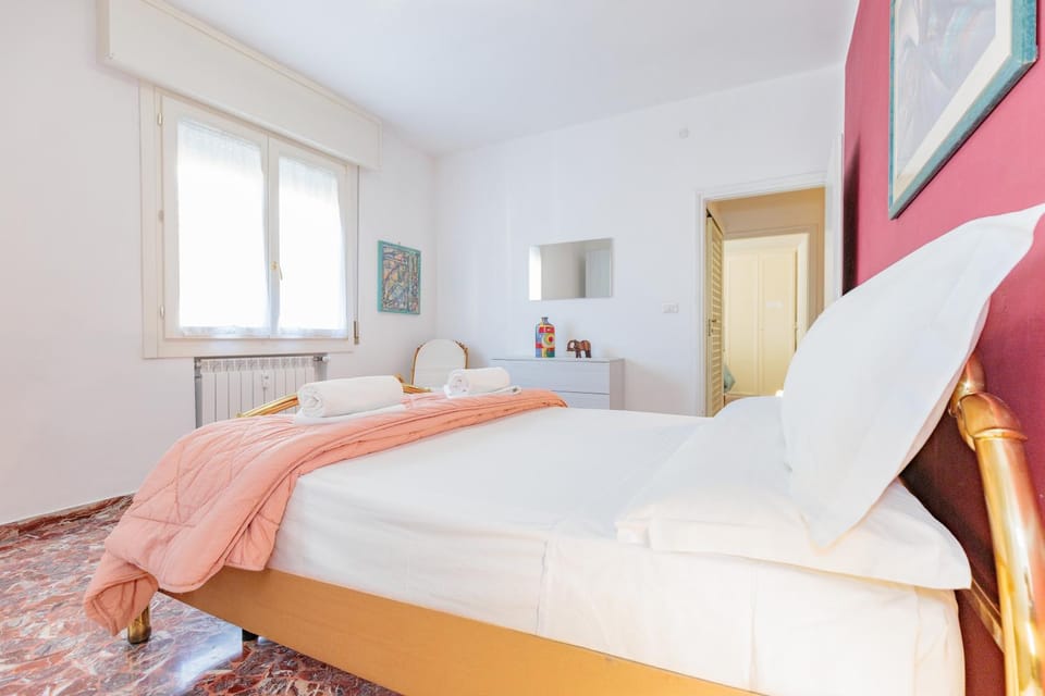 Bed, Night, Photo of the whole room, Decorative detail, Bedroom, towels, wardrobe