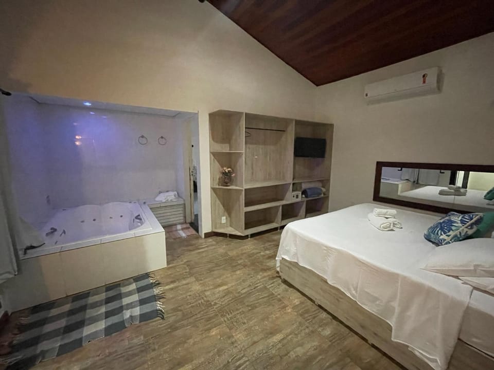 Bed, Hot Tub, TV and multimedia, Bedroom, air conditioner