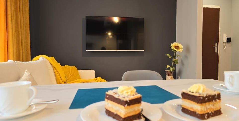 Communal lounge/ TV room, TV and multimedia, Living room, Dining area