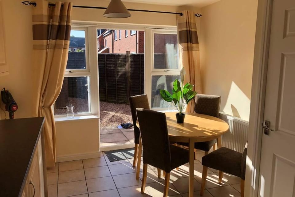 Stylish 3-Bedroom Home with Parking Villa in South Derbyshire District