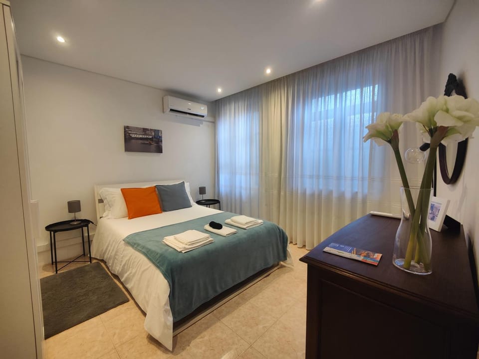 Photo of the whole room, Decorative detail, Bedroom, furniture, air conditioner