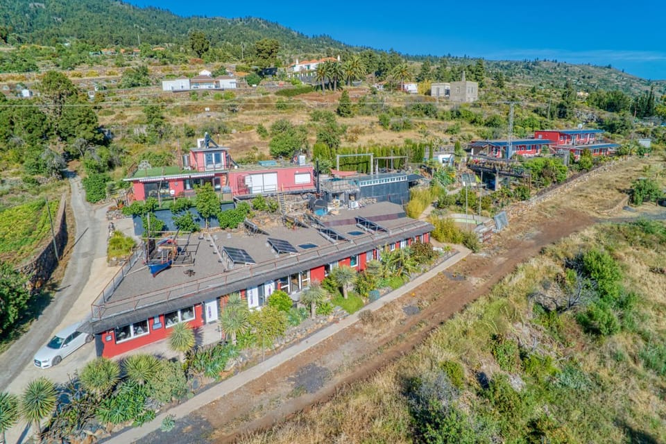 Property building, Day, Neighbourhood, Natural landscape, Bird's eye view, Mountain view, Location, Parking