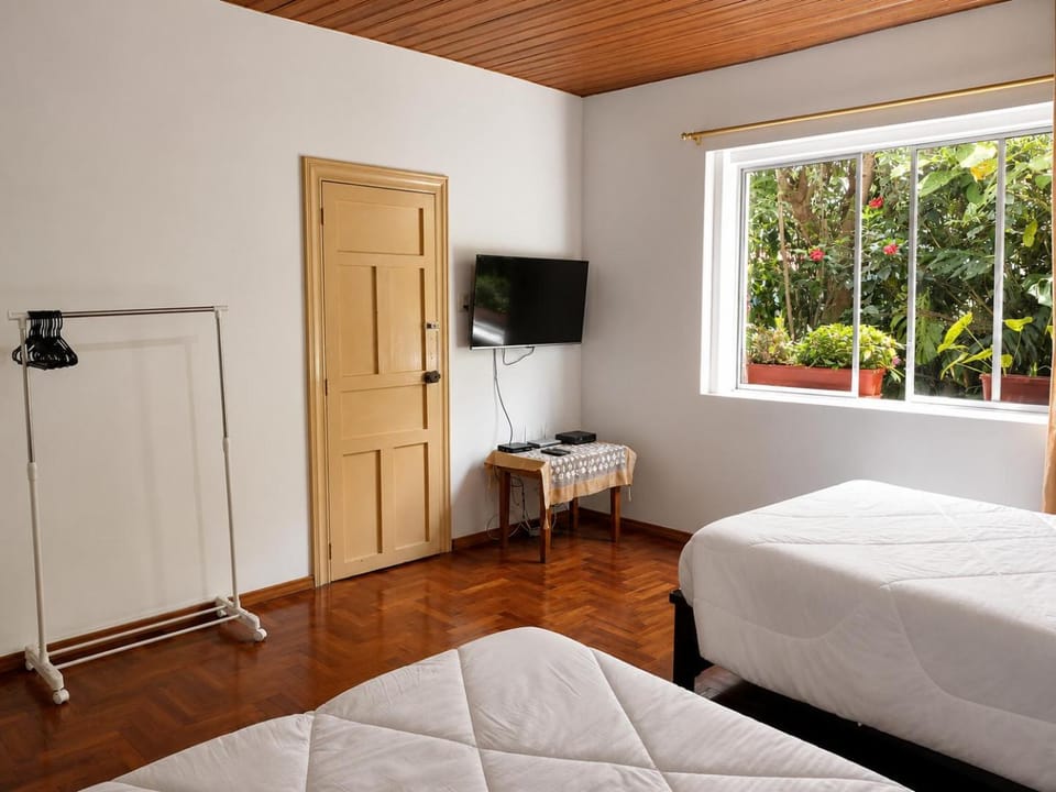 Bed, TV and multimedia, Photo of the whole room, Bedroom
