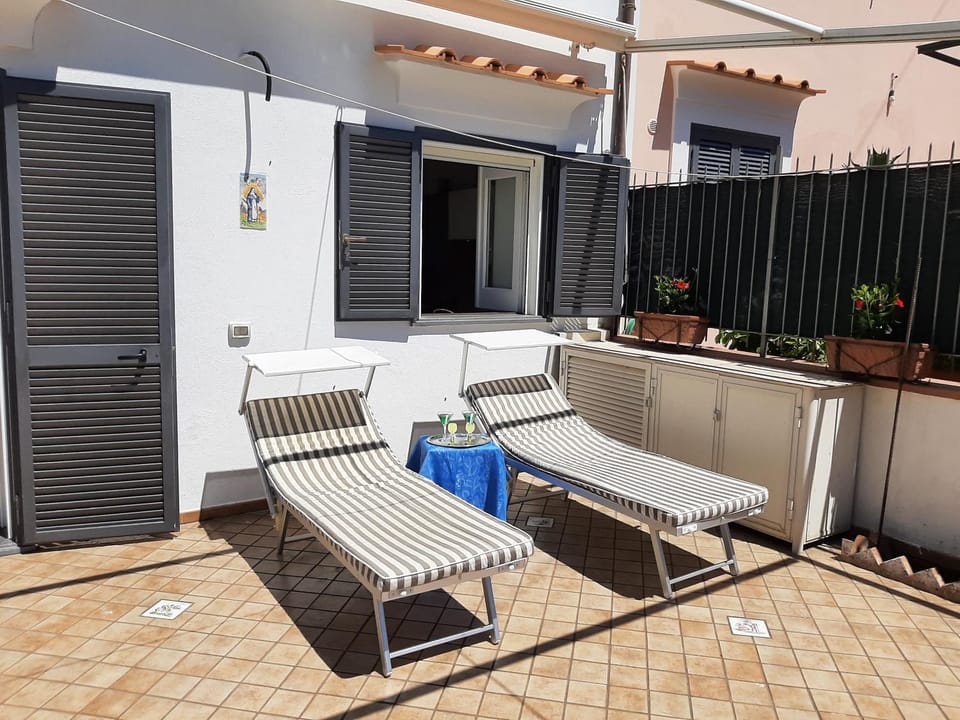 Balcony/Terrace, sunbed