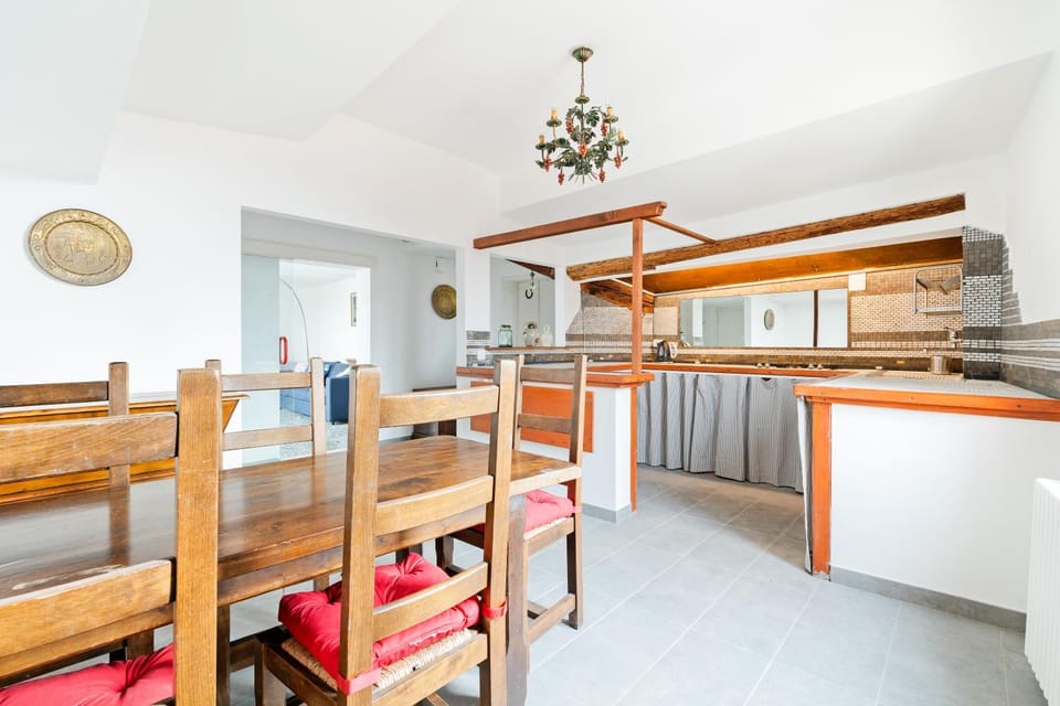Kitchen or kitchenette, Dining area