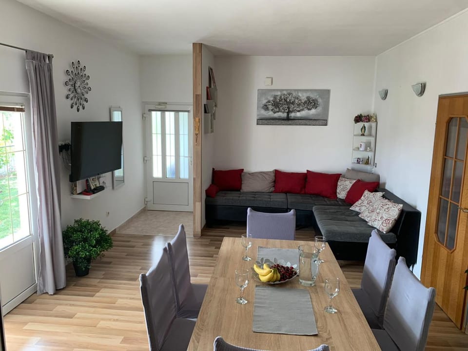 Communal lounge/ TV room, Living room, Seating area, Dining area, Evening entertainment