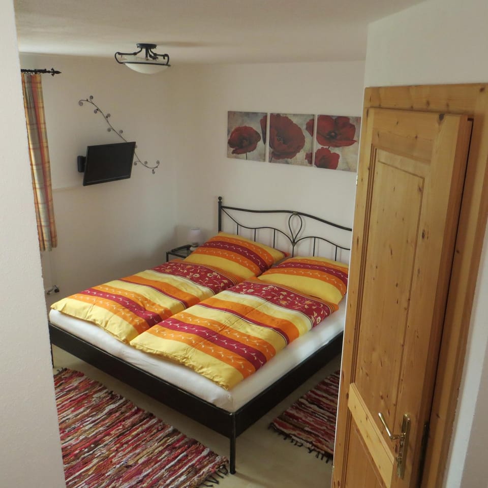 Bed, TV and multimedia, Bedroom