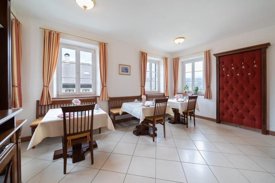 Seating area, Dining area, Breakfast