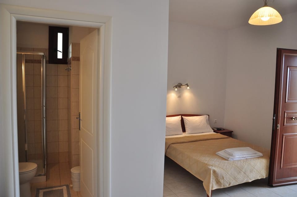Shower, Toilet, Bathroom, Bedroom