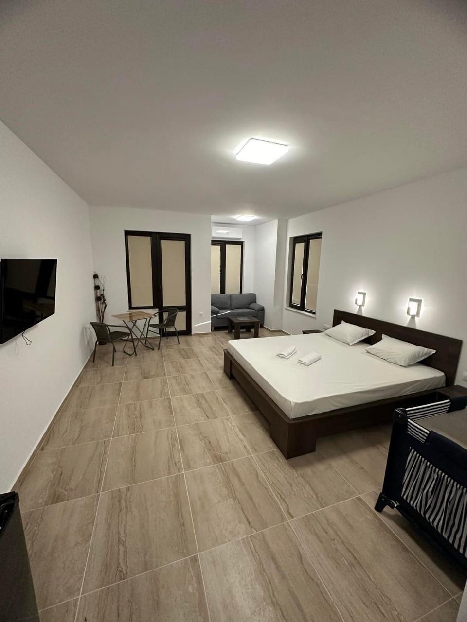 Bed, TV and multimedia, Living room, Photo of the whole room, Bedroom, hair dresser