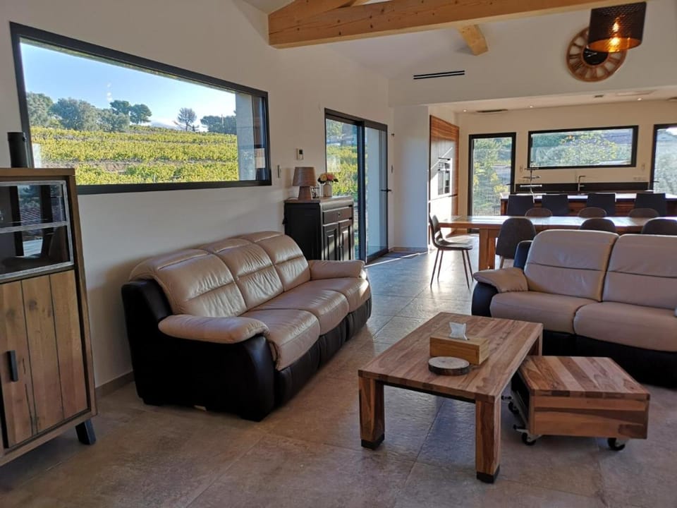 Communal lounge/ TV room, Living room, Lounge or bar, Seating area, Communal kitchen, Garden view