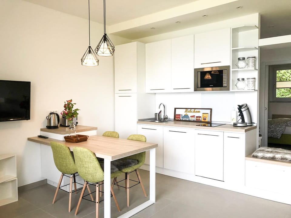 Coffee/tea facilities, Kitchen or kitchenette, Dining area, minibar