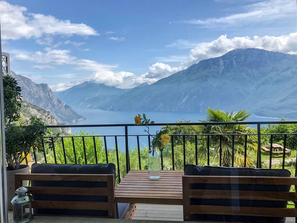 Natural landscape, View (from property/room), Balcony/Terrace, Balcony/Terrace, Dining area, Lake view, Mountain view
