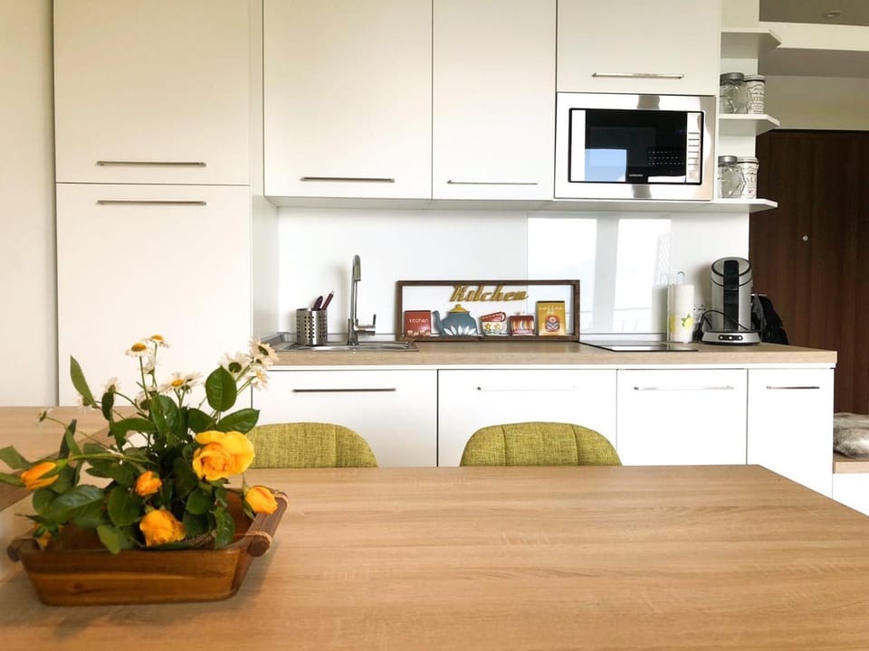 Coffee/tea facilities, Kitchen or kitchenette, minibar, stove