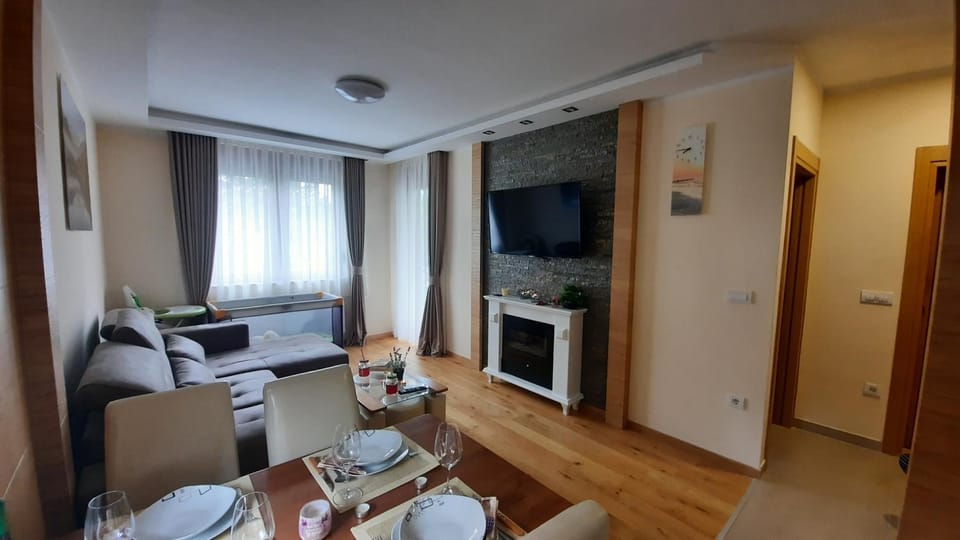 TV and multimedia, Living room, Seating area, Dining area, Evening entertainment