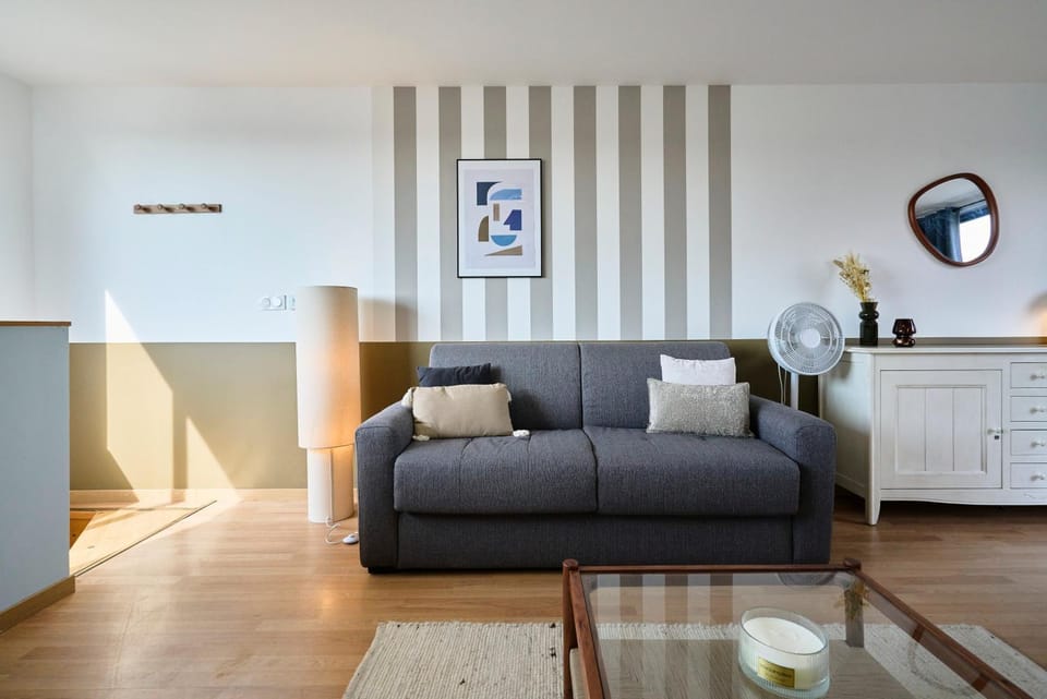 Bed, Living room, Seating area, Dining area