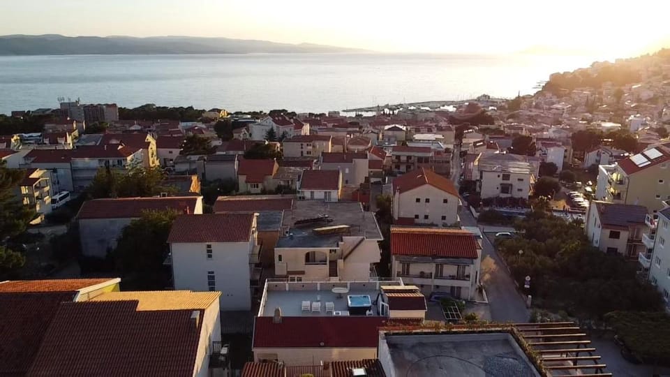 Property building, Day, Neighbourhood, City view, Sea view, Street view, Location, Sunset