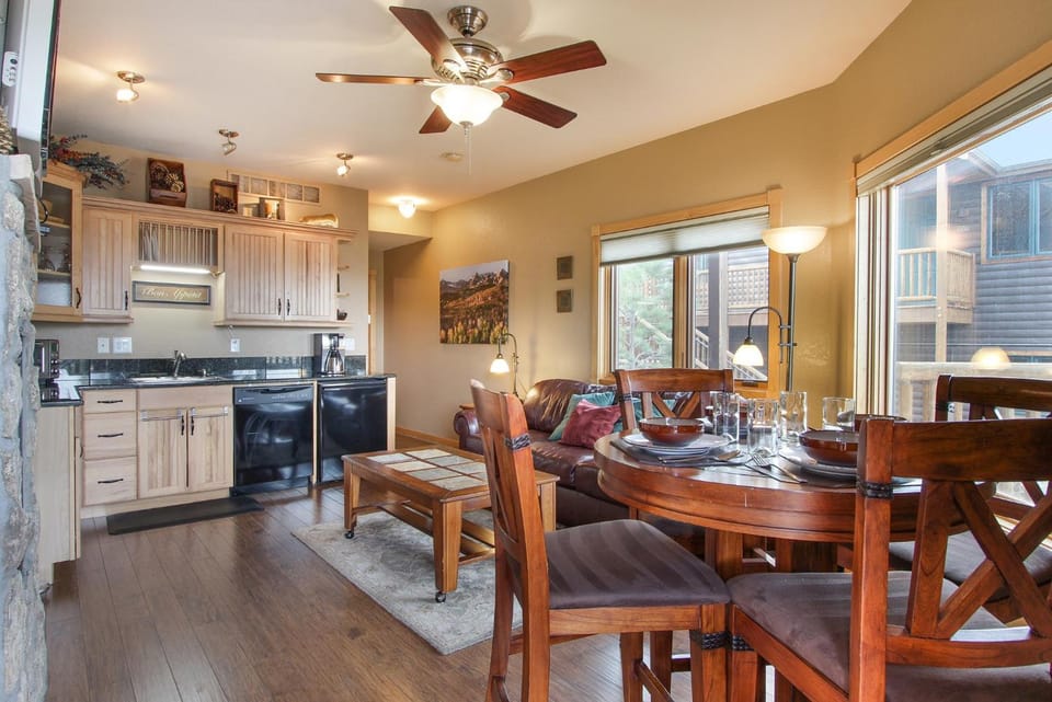Kitchen or kitchenette, Dining area