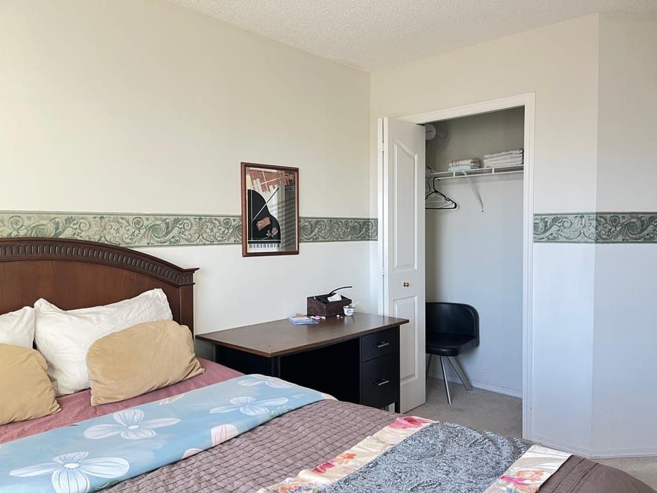 Hidden valley treehouse home! Bed and Breakfast in Calgary