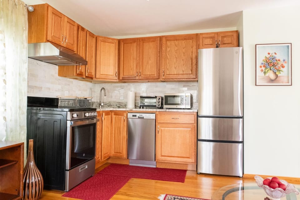Modern Beautiful Apartment-5 Beds-Full Kitchen-Parking-Super Clean-Great for Groups Apartment in West Roxbury