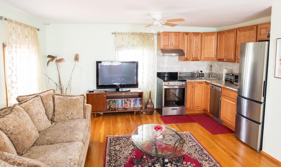 Modern Beautiful Apartment-5 Beds-Full Kitchen-Parking-Super Clean-Great for Groups Apartment in West Roxbury