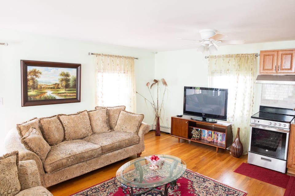 Modern Beautiful Apartment-5 Beds-Full Kitchen-Parking-Super Clean-Great for Groups Apartment in West Roxbury
