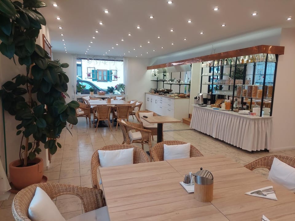 Restaurant/places to eat, Coffee/tea facilities, Seating area, Breakfast