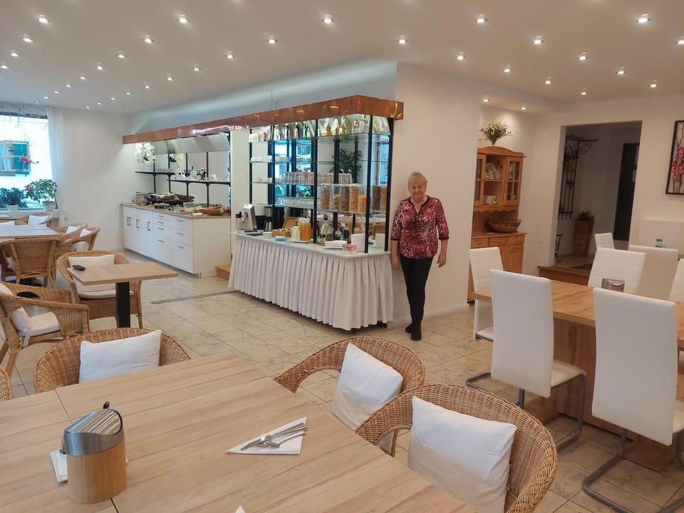 Restaurant/places to eat, Coffee/tea facilities, Living room, Food and drinks, Seating area, Food, Breakfast, Drinks, group of guests