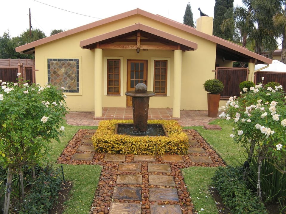 Facade/entrance, Garden, Decorative detail, Street view