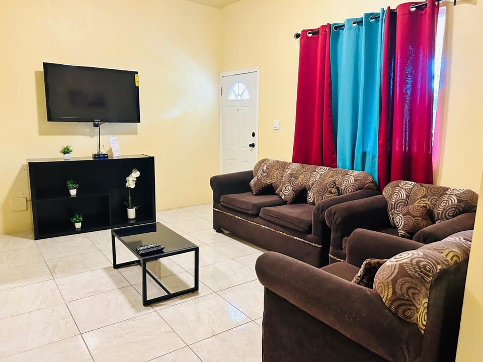 The Rest Stop- Gated Community-24 Hrs Security House in Montego Bay