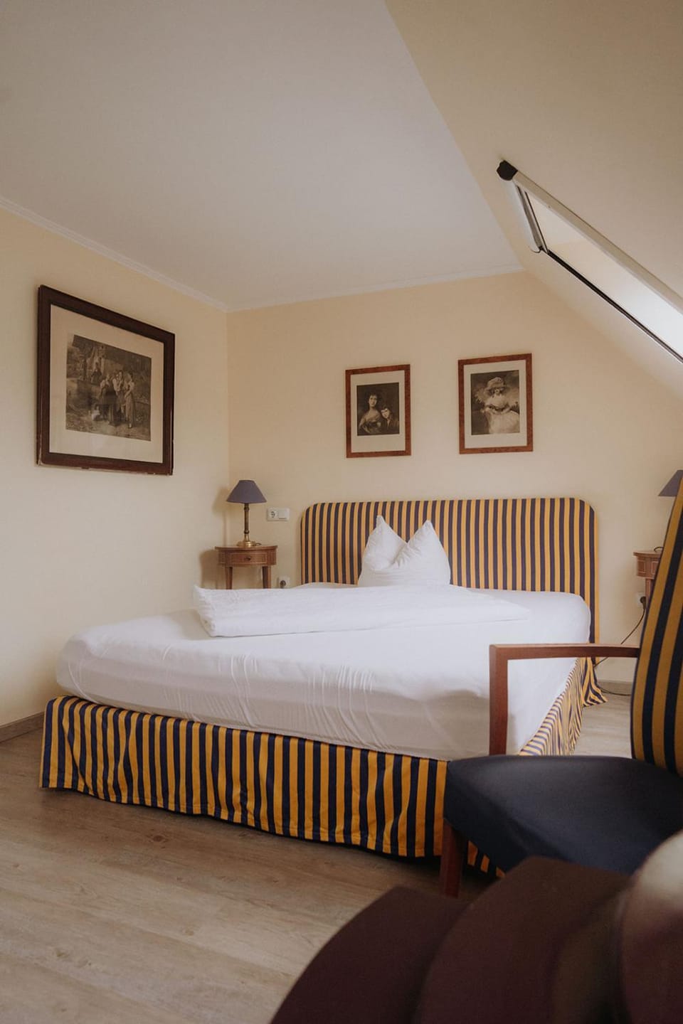 Bed, Living room, Photo of the whole room, Seating area, Bedroom