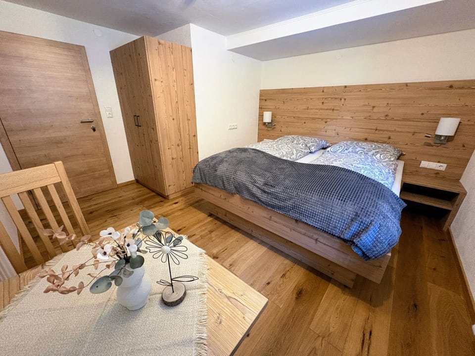 Bed, Photo of the whole room, Seating area, Bedroom