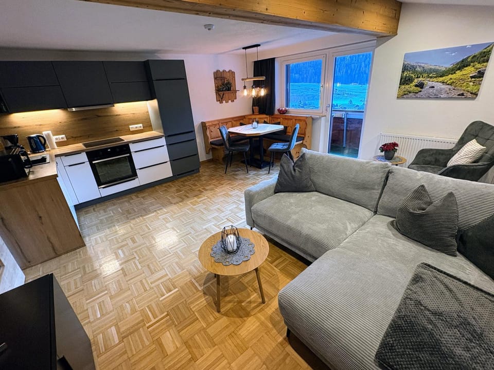 TV and multimedia, Kitchen or kitchenette, Living room, Seating area, Dining area, stove