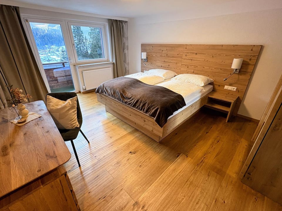 Bed, Photo of the whole room, Seating area, Bedroom