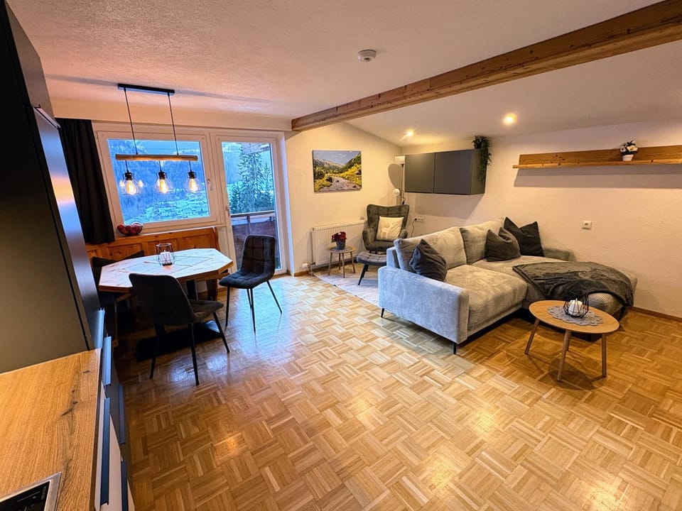 TV and multimedia, Kitchen or kitchenette, Living room, Seating area, Dining area