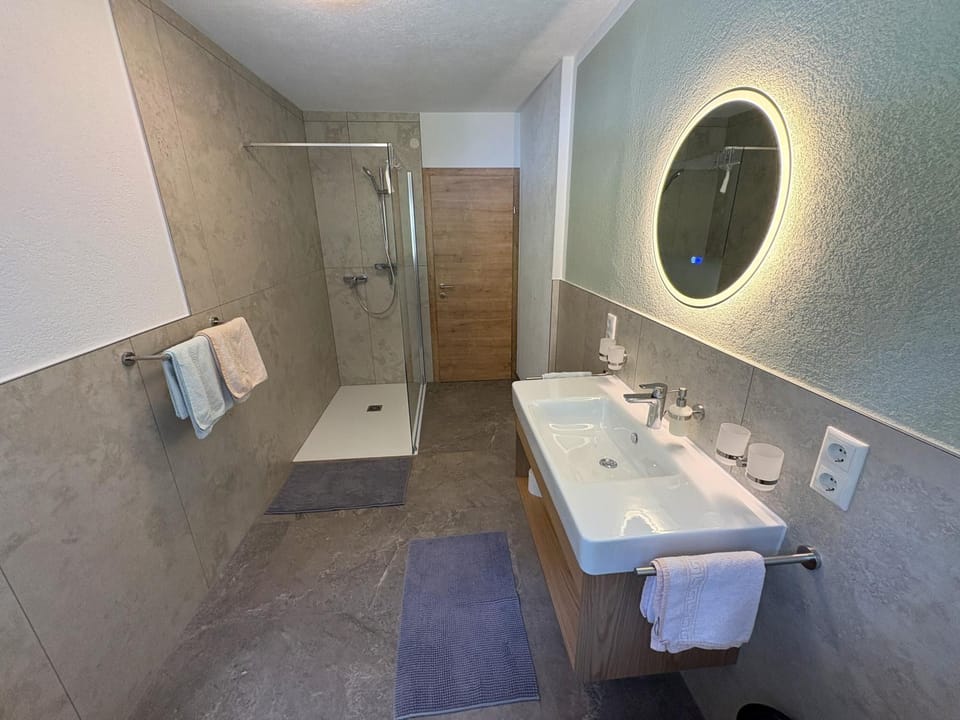 Shower, Toilet, Bathroom, towels
