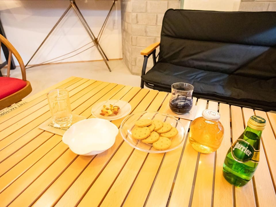 Photo of the whole room, Dining area