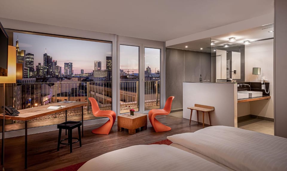 Photo of the whole room, City view, Landmark view