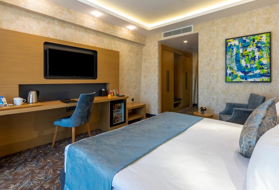 Bed, TV and multimedia, Bedroom