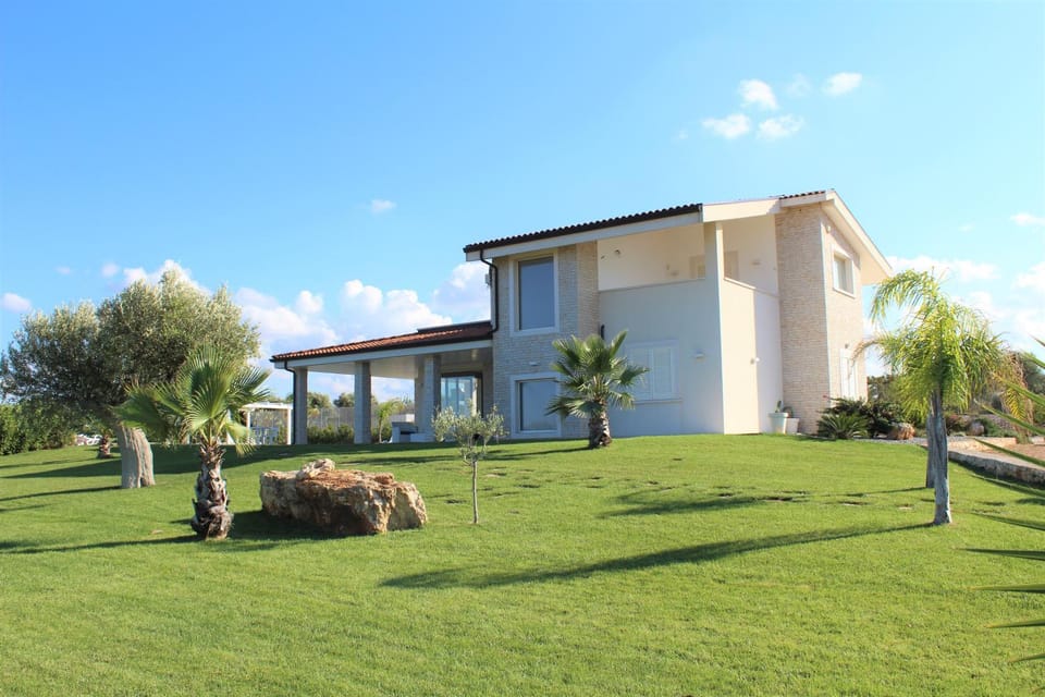 Property building, Spring, Day, Natural landscape, Garden, Garden view