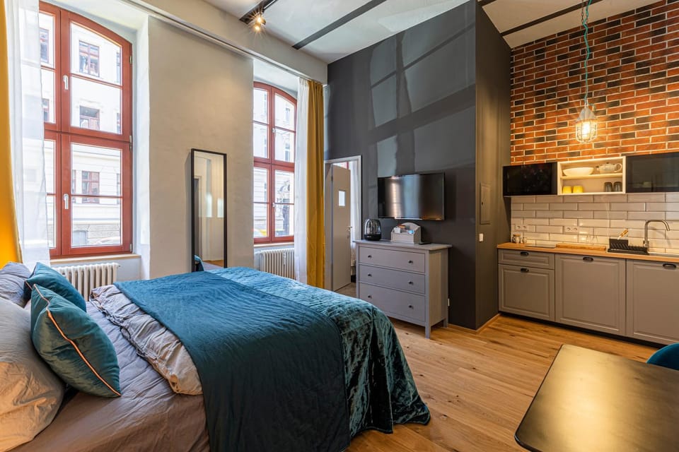Toilet, TV and multimedia, Kitchen or kitchenette, Photo of the whole room, Bedroom