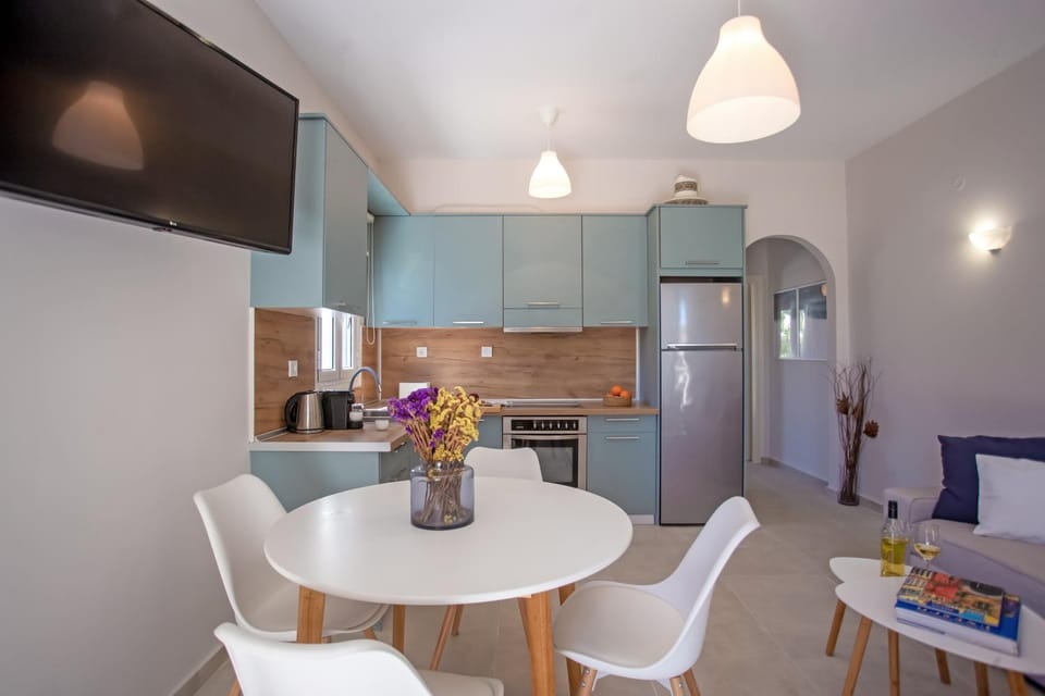 Kitchen or kitchenette, Living room, Seating area, Dining area, oven