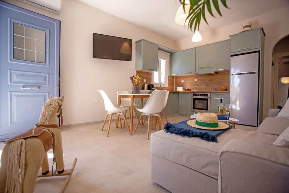 TV and multimedia, Kitchen or kitchenette, Living room, Seating area, Dining area