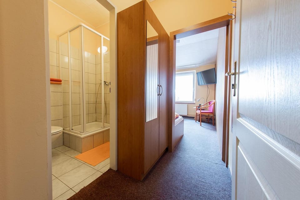 Shower, Toilet, Bed, Bathroom, Photo of the whole room, Bedroom, towels