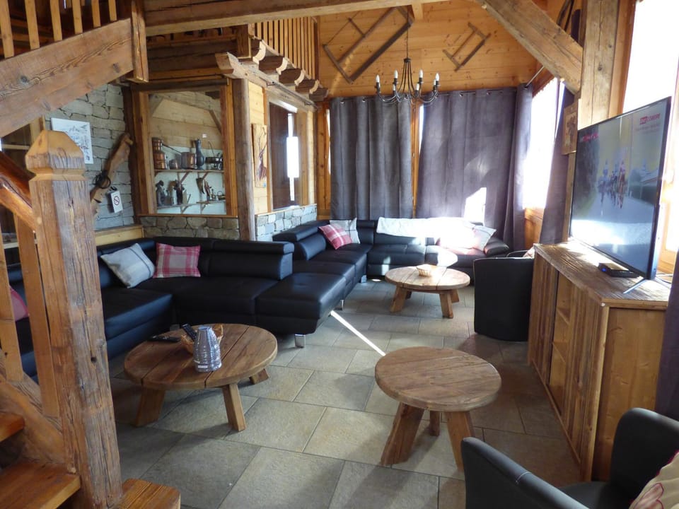 Communal lounge/ TV room