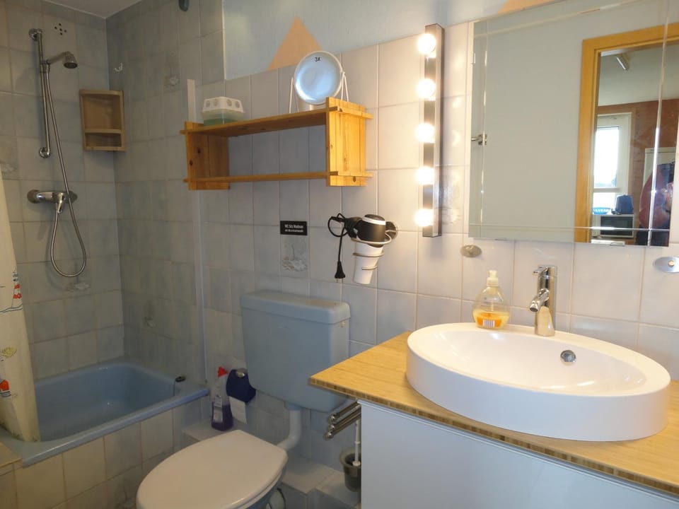 Haus Sandra Fewo 5 mit Terrasse, Parkplatz, Fahrradgarage, Trampolin, Tischtennis Apartment in Dahme
