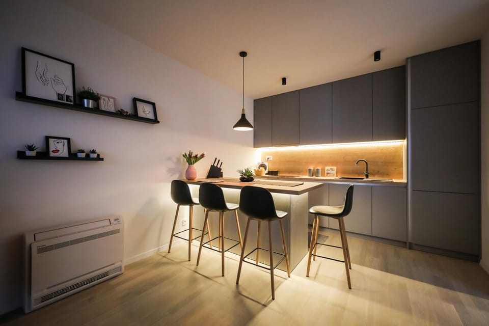 Kitchen or kitchenette, Dining area