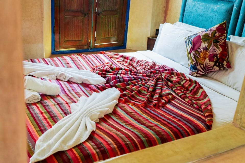 Bed, Bedroom, towels